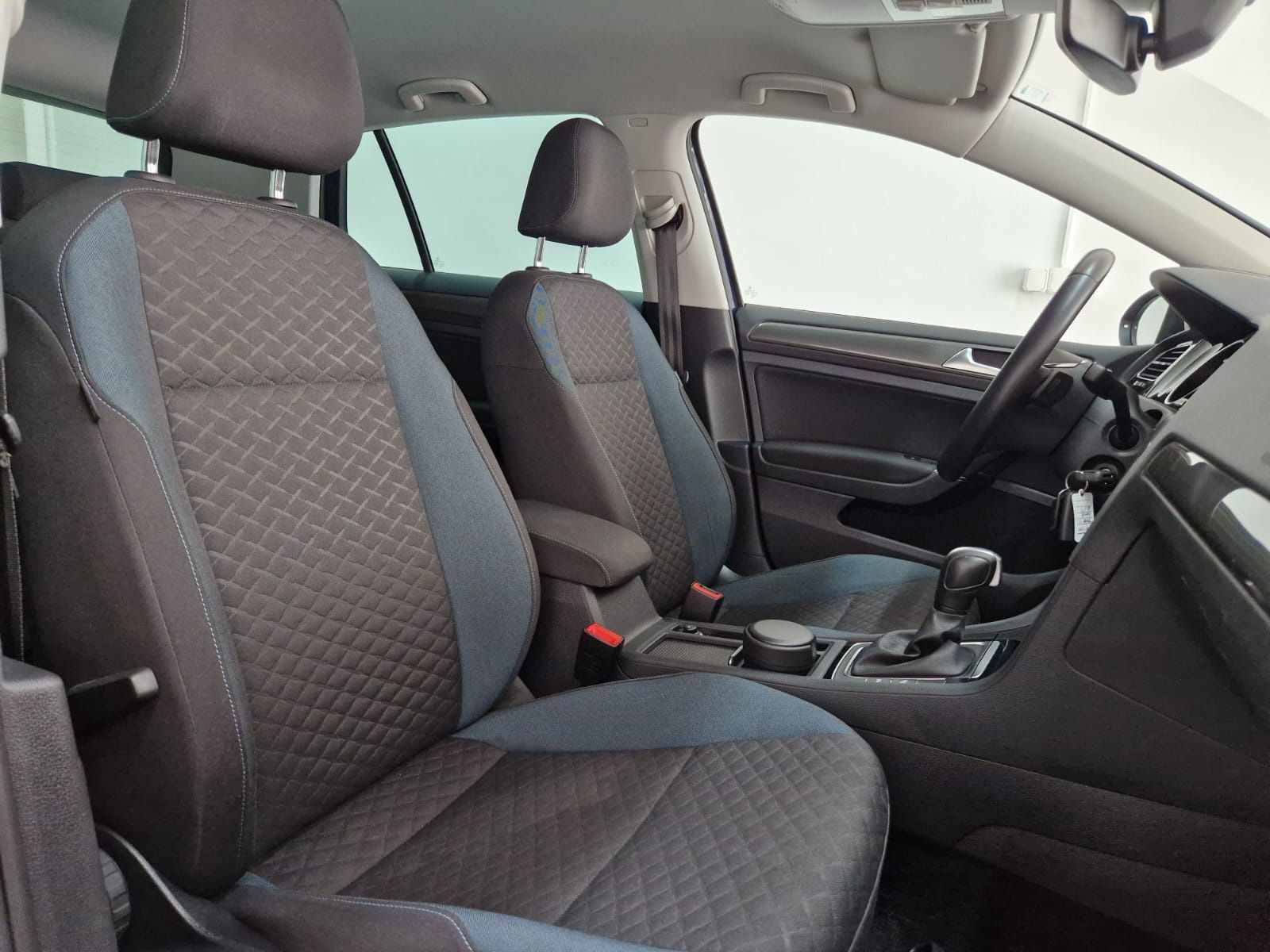 VW Golf VII Lim. IQ.DRIVE DSG LED Standheizung DAB+