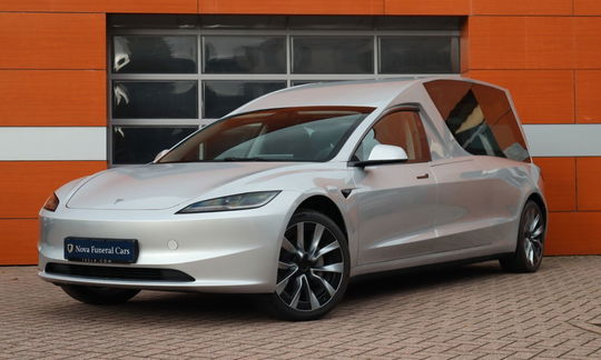 Tesla Model 3 Netto € 96500 Bestattungswagen Leichenwagen