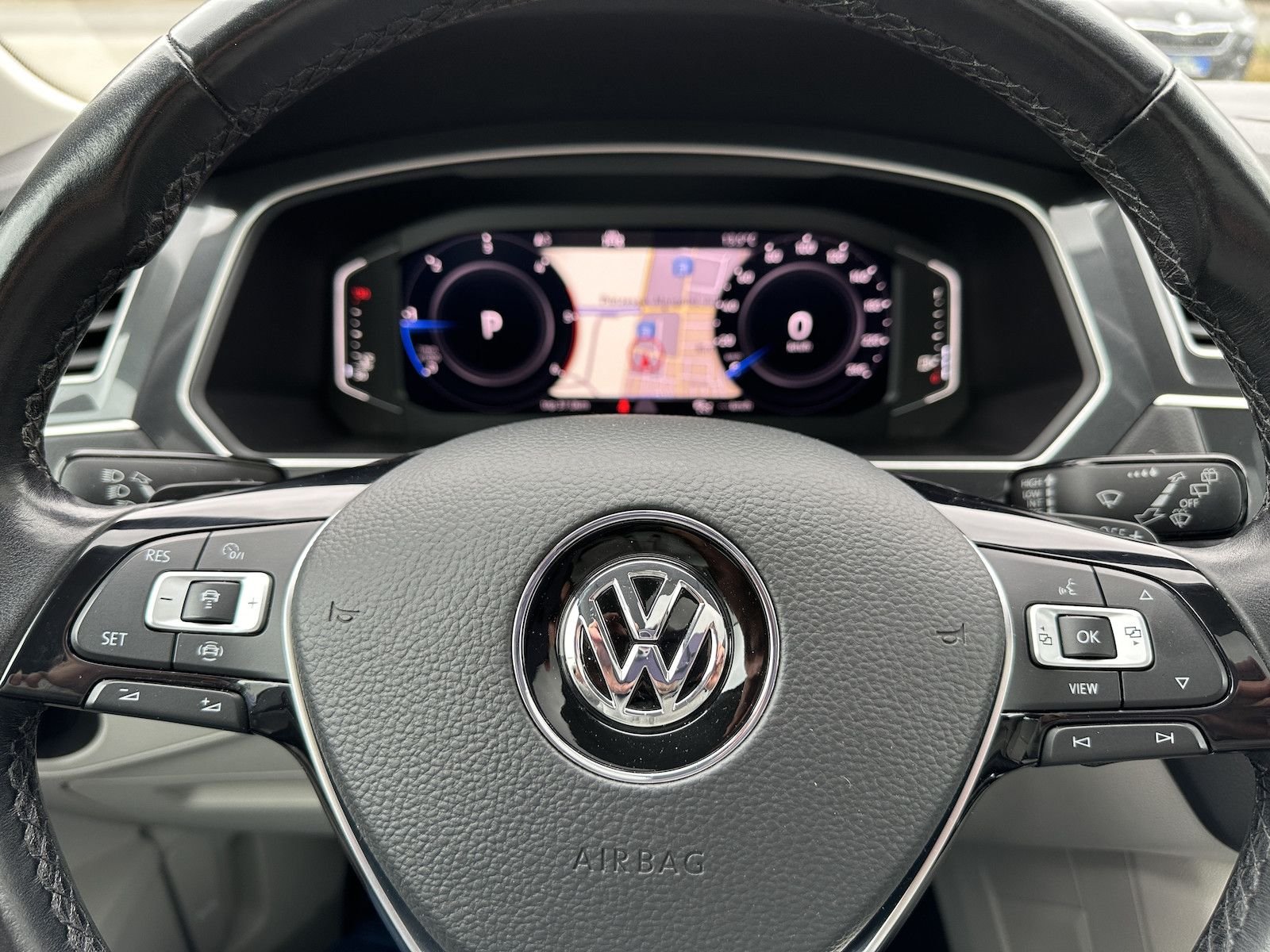 VW Tiguan Comf 2,0 TDCI SCR Navi LED ACC P-Dach Kamera Alu