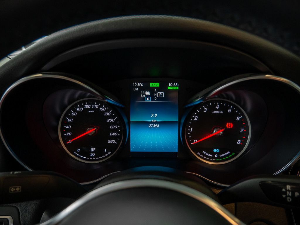 Mercedes C300 e 4M Avantgarde LED Pano Navi SHD Kamera D