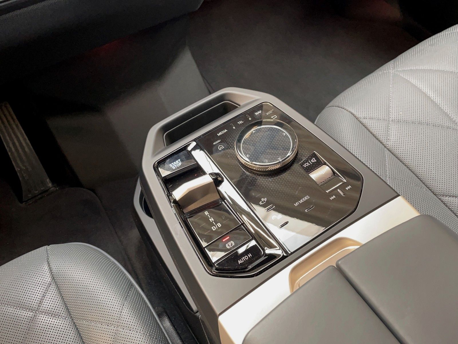 BMW iX4 40 xDr Sport 360° AHK Sitzbel ACC HuD Laser