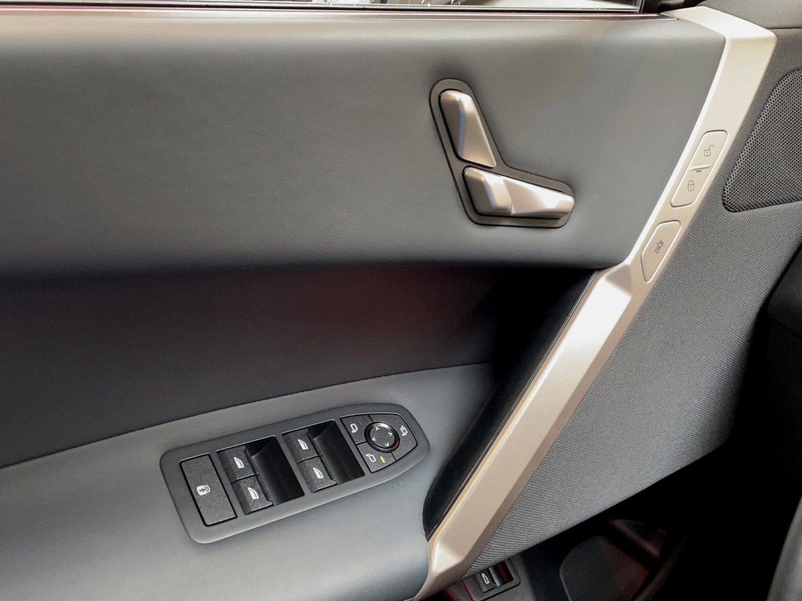 BMW iX4 40 xDr Sport 360° AHK Sitzbel ACC HuD Laser
