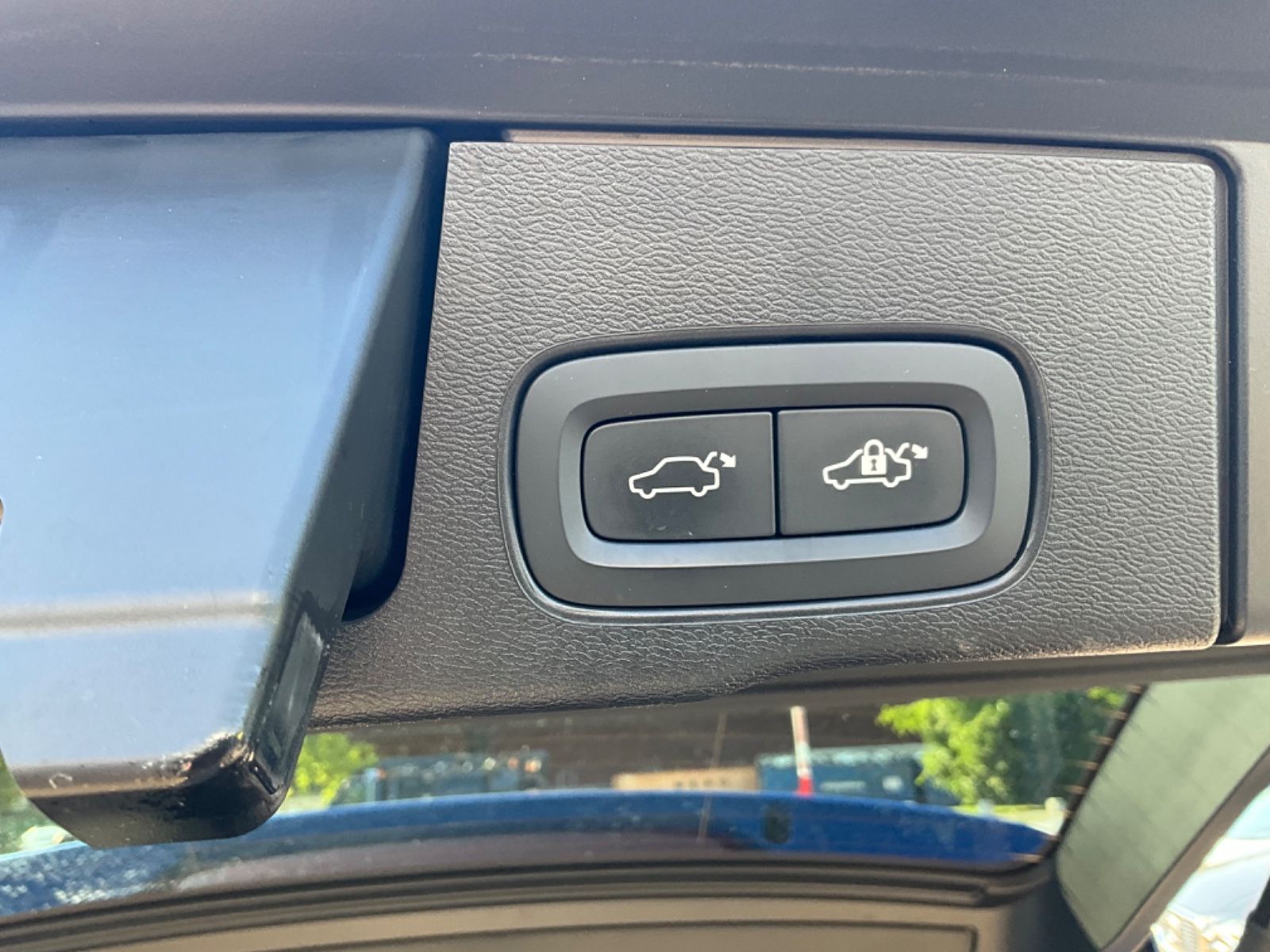 Volvo XC60 T8 R Design Recharge Plug-In Hybrid AWD