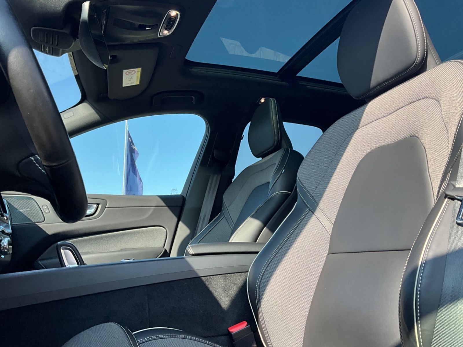 Volvo XC60 T8 R Design Recharge Plug-In Hybrid AWD