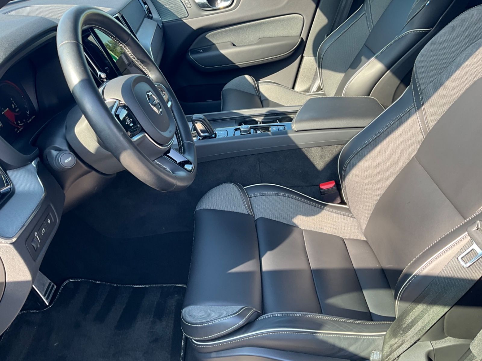 Volvo XC60 T8 R Design Recharge Plug-In Hybrid AWD