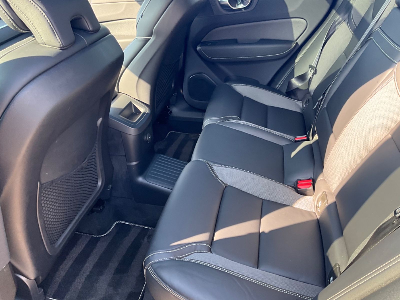 Volvo XC60 T8 R Design Recharge Plug-In Hybrid AWD