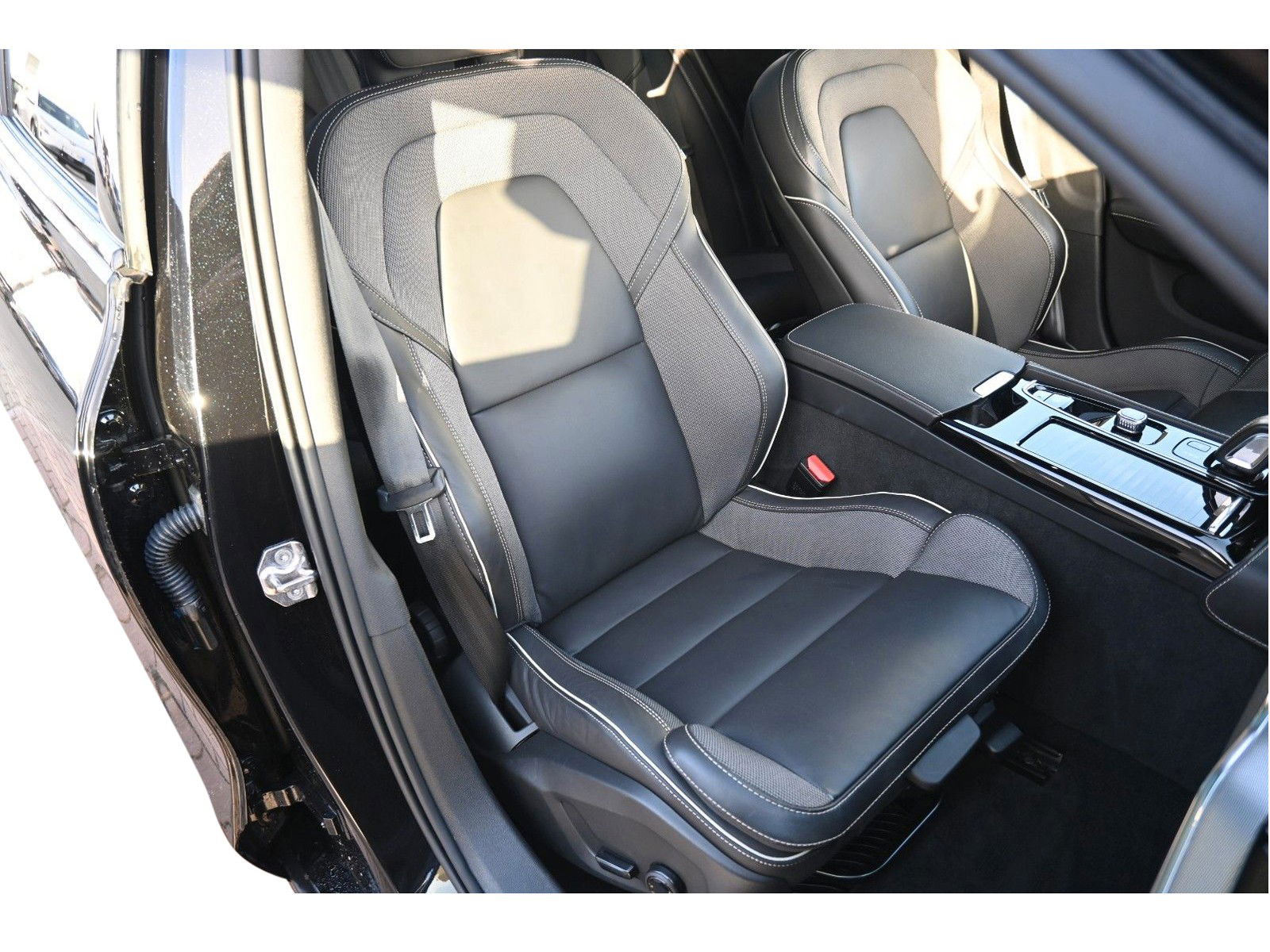 Volvo V60 Kombi R-Design Recharge Plug-In Hybrid AWD