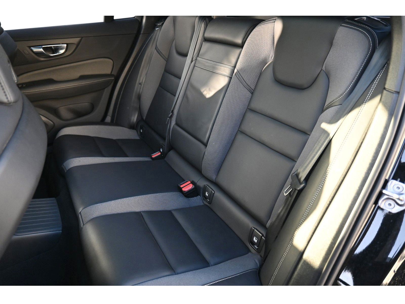 Volvo V60 Kombi R-Design Recharge Plug-In Hybrid AWD