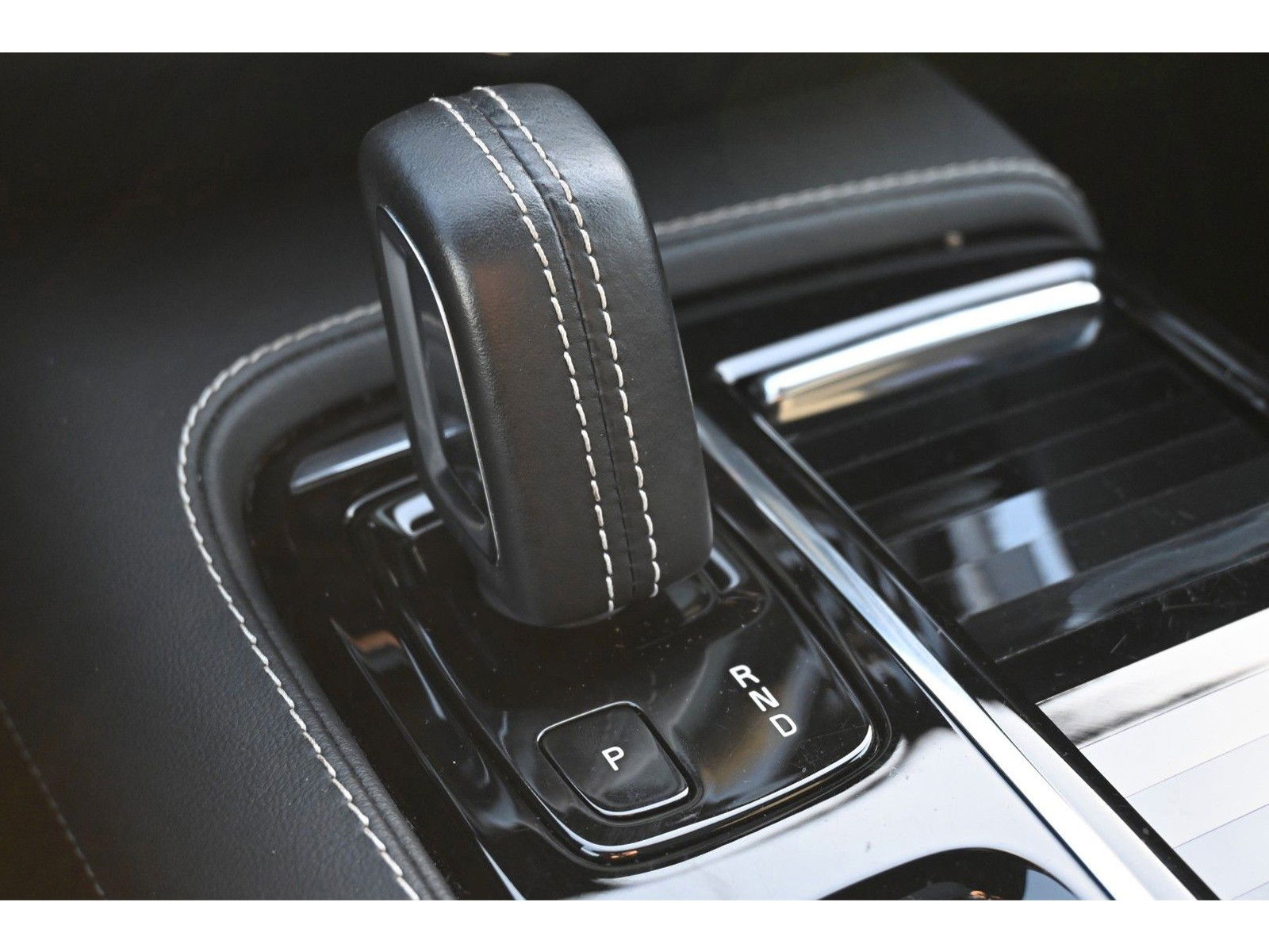 Volvo V60 Kombi R-Design Recharge Plug-In Hybrid AWD
