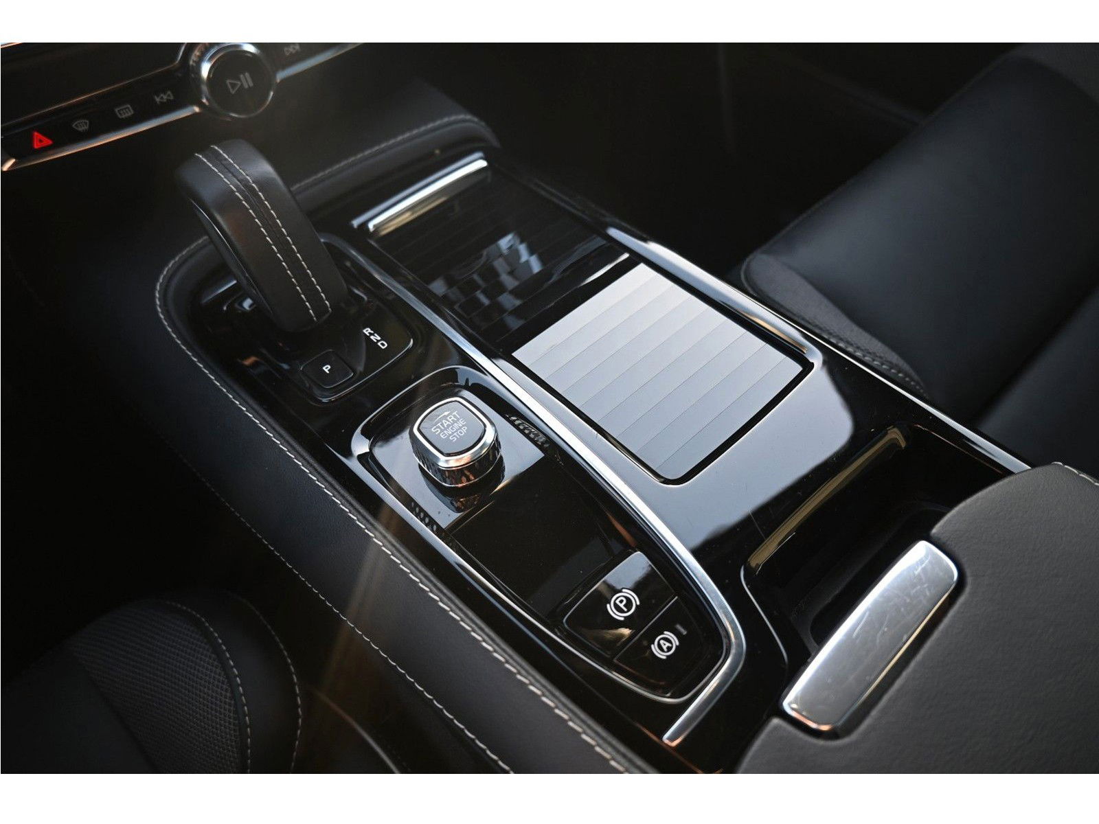 Volvo V60 Kombi R-Design Recharge Plug-In Hybrid AWD