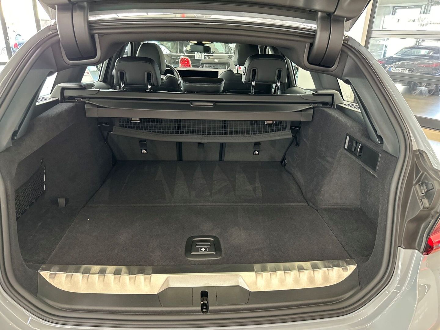 BMW 330e xDRIVE TOURING LCI M SPORT 19''NAVI PROF P